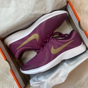 Nike Revolution 4 (GS) Tea Berry/ Metallic Gold
